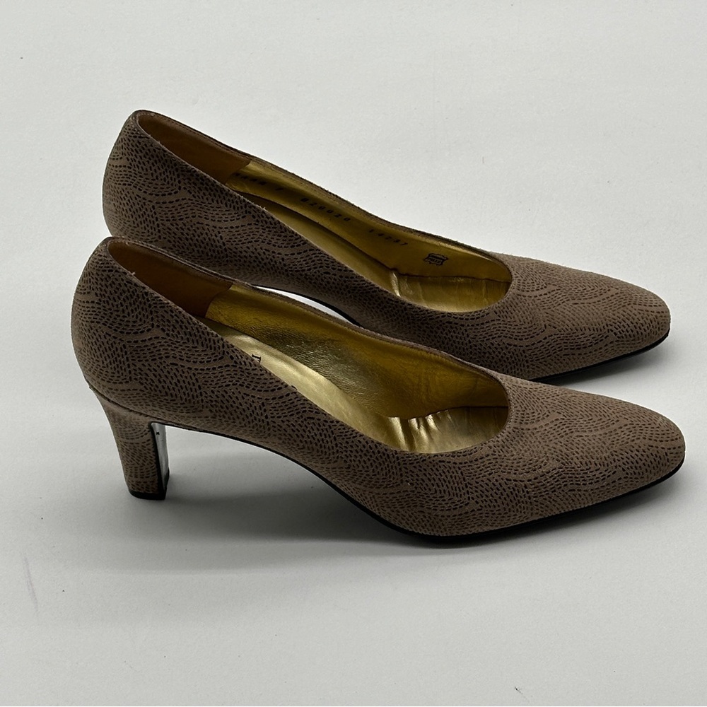 Bruno Magli Women's Suedeβ Slip-On High Heel Pump Shoes Size 7 AAAA